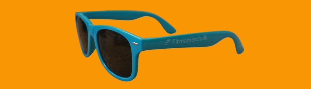 blå solbriller med firmamerch logo